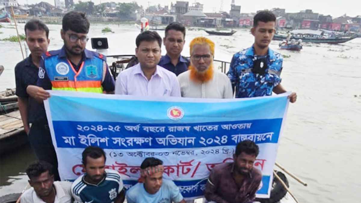 ইলিশ শিকারের দায়ে ১০ জেলে গ্রেফতার